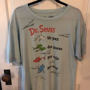 Men’s Spanish Dr. Suess 1 🐟 2 🐠 t shirt. Size L